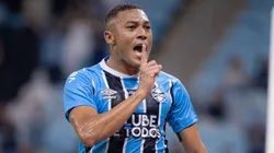 Carlos Vinícius marcou mais um gol pelo Grêmio. Foto: Maxi Franzoi/AGIF