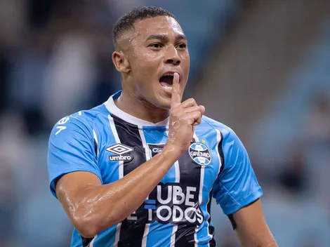 Carlos Vinícius chama Grêmio de favorito