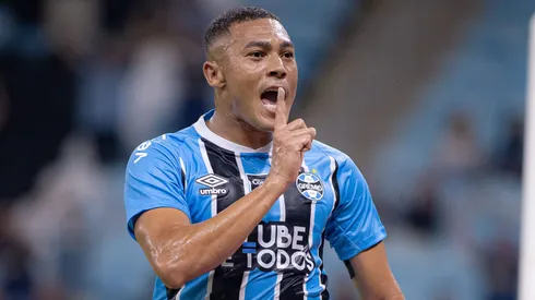 Carlos Vinícius marcou mais um gol pelo Grêmio. Foto: Maxi Franzoi/AGIF