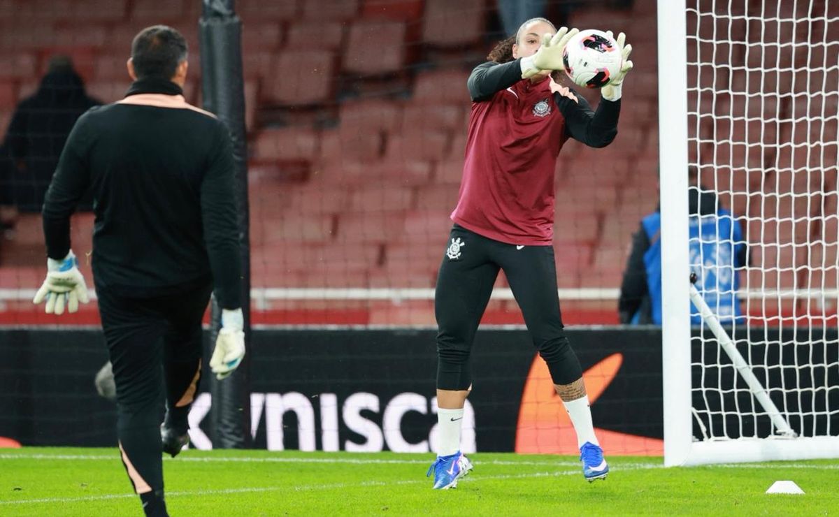Lelê tranquiliza torcida após choque na Supercopa e segue protocolo de concussão no Corinthians
