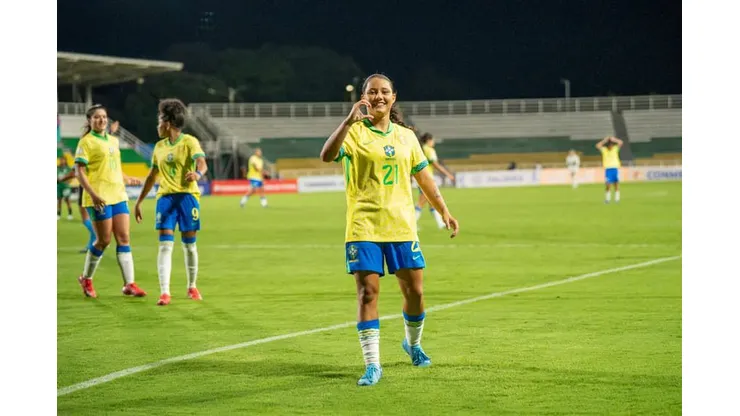 Evelin com a Amarelinha. Foto: Nelson Terme/CBF