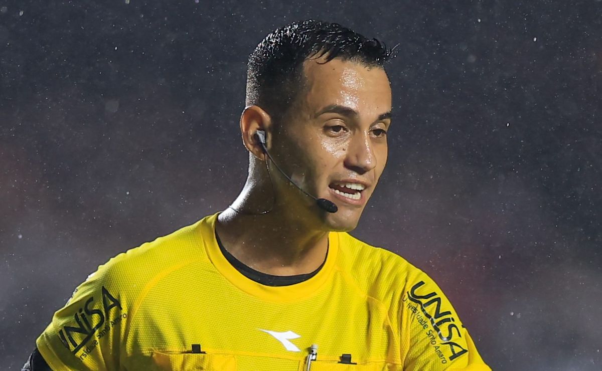 Arbitragem de São Paulo x Primavera explica expulsão em súmula: “atingir de forma temerária”