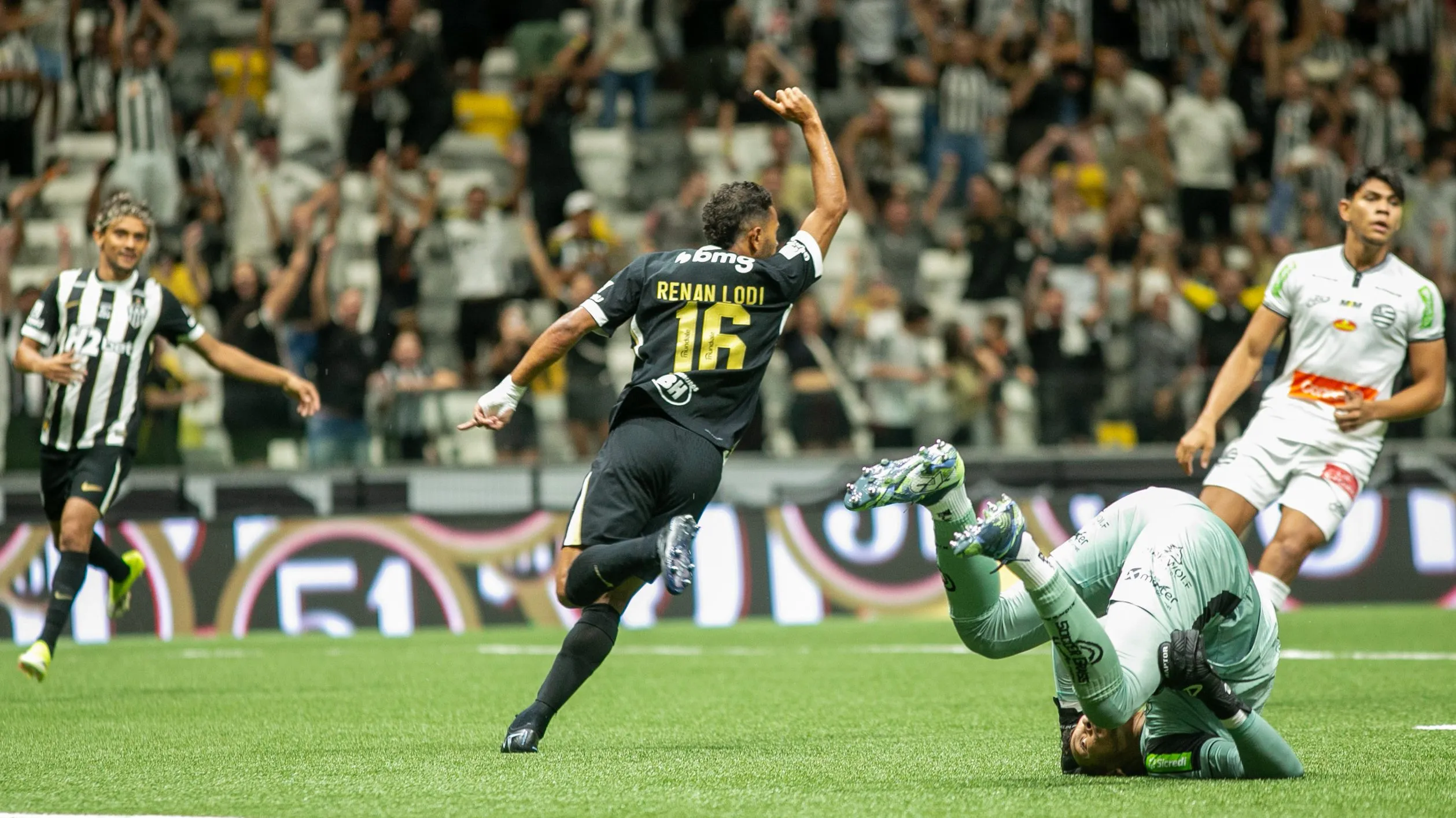Renan Lodi comemora seu gol durante partida contra o Athletic. Foto: Fernando Moreno/AGIF