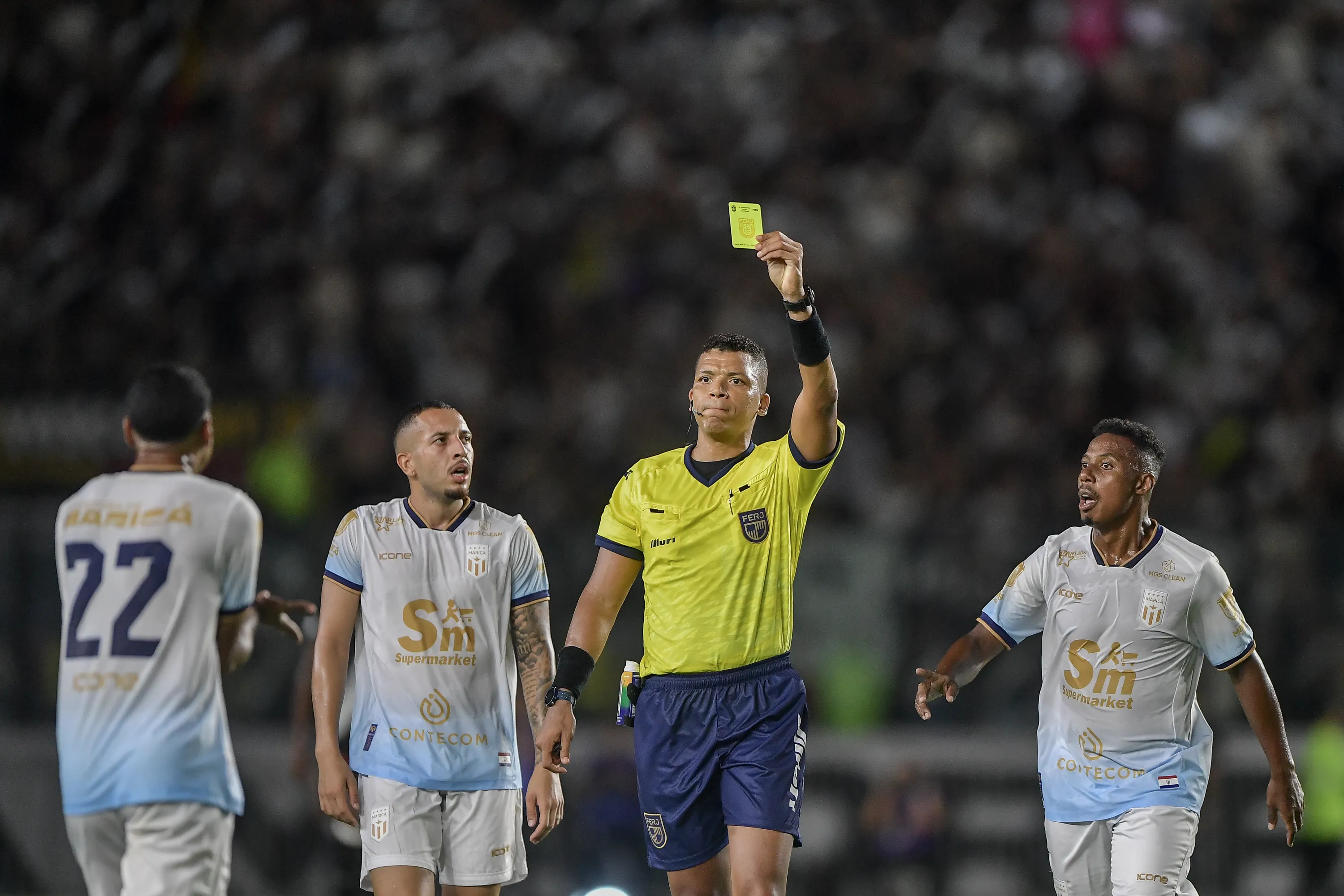 O arbitro Bruno Motta Correa durante partida entre Vasco e Marica no estadio Sao Januario pelo campeonato Carioca 2026. Foto: Thiago Ribeiro/AGIF