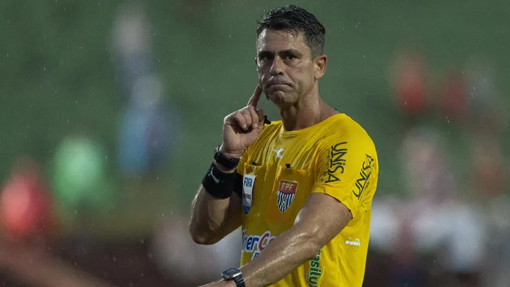 Flávio Rodrigues de Souza foi o árbitro do confronto