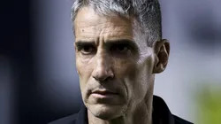 Vojvoda, técnico do Santos em partida pelo campeonato brasileiro (Foto: Ricardo Moreira/Getty Images)