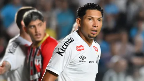SP – SANTOS – 04/02/2026 – BRASILEIRO A 2026, SANTOS X SAO PAULO – Rony jogador do Santos durante partida contra o Sao Paulo no estadio Vila Belmiro pelo campeonato Brasileiro A 2026. Foto: Jota Erre/AGIF
