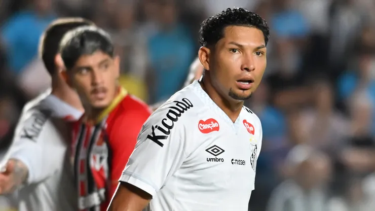 SP - SANTOS - 04/02/2026 - BRASILEIRO A 2026, SANTOS X SAO PAULO - Rony jogador do Santos durante partida contra o Sao Paulo no estadio Vila Belmiro pelo campeonato Brasileiro A 2026. Foto: Jota Erre/AGIF
