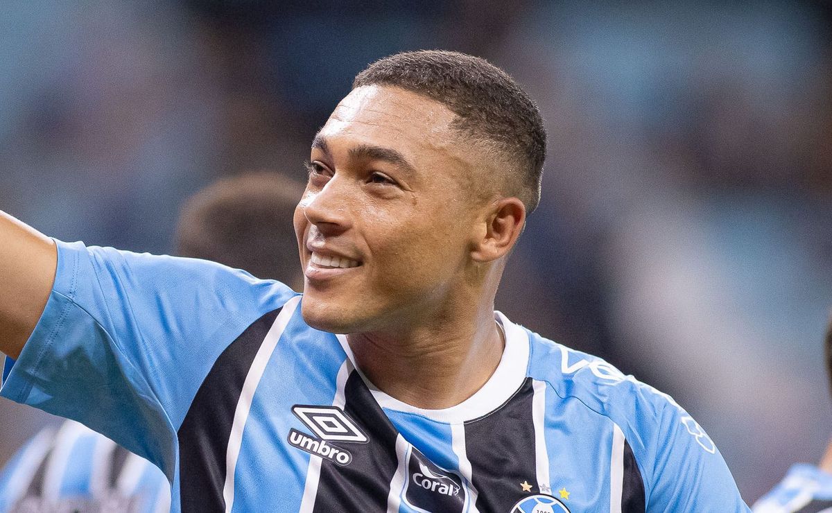 Torcida do Grêmio defende Carlos Vinícius na Seleção Brasileira e cita diferença de visibilidade com o Flamengo