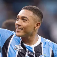 Torcida defende Carlos Vinícius na Seleção: "Se fosse do Flamengo..."