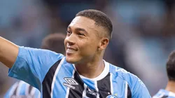 Carlos Vinícius jogador do Grêmio comemora seu gol durante partida contra o Novo Hamburgo. Foto: Maxi Franzoi/AGIF