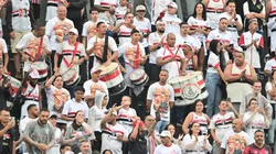Torcida do São Paulo durante partida contra Juventude no estadio Vila Belmiro pelo campeonato Brasileiro A 2025. Foto: Jota Erre/AGIF