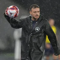 Decisão de Anselmi, em Vasco x Botafogo, gera opiniões distintas