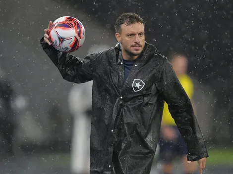 Decisão de Anselmi, em Vasco x Botafogo, gera opiniões distintas