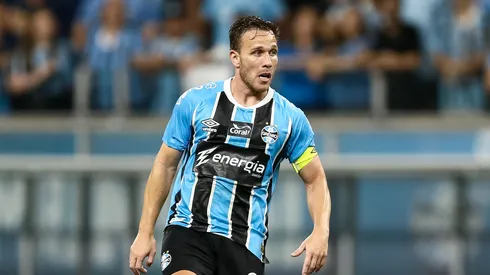 Arthur, volante do Grêmio em partida pelo campeonato brasileiro (Foto: Pedro H. Tesch/Getty Images)

