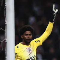 Hugo Souza dribla Flaco López e lance viraliza no clássico