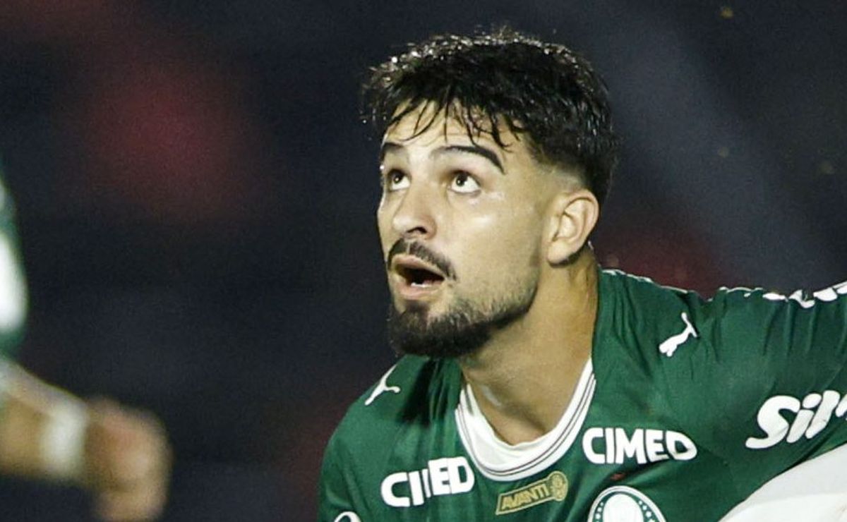 Flaco López arrisca bicicleta no clássico Corinthians x Palmeiras e lance viraliza nas redes sociais