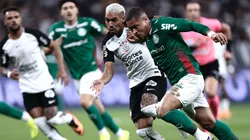 Matheusinho jogador do Corinthians disputa lance com Vitor Roque jogador do Palmeiras. Foto: Marcello Zambrana/AGIF