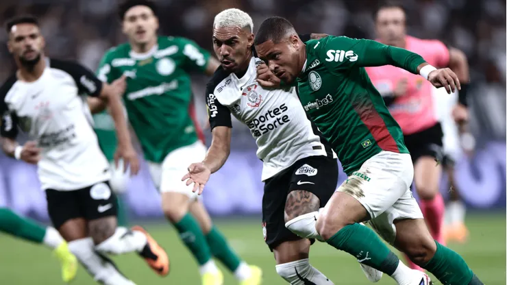 Matheusinho jogador do Corinthians disputa lance com Vitor Roque jogador do Palmeiras. Foto: Marcello Zambrana/AGIF