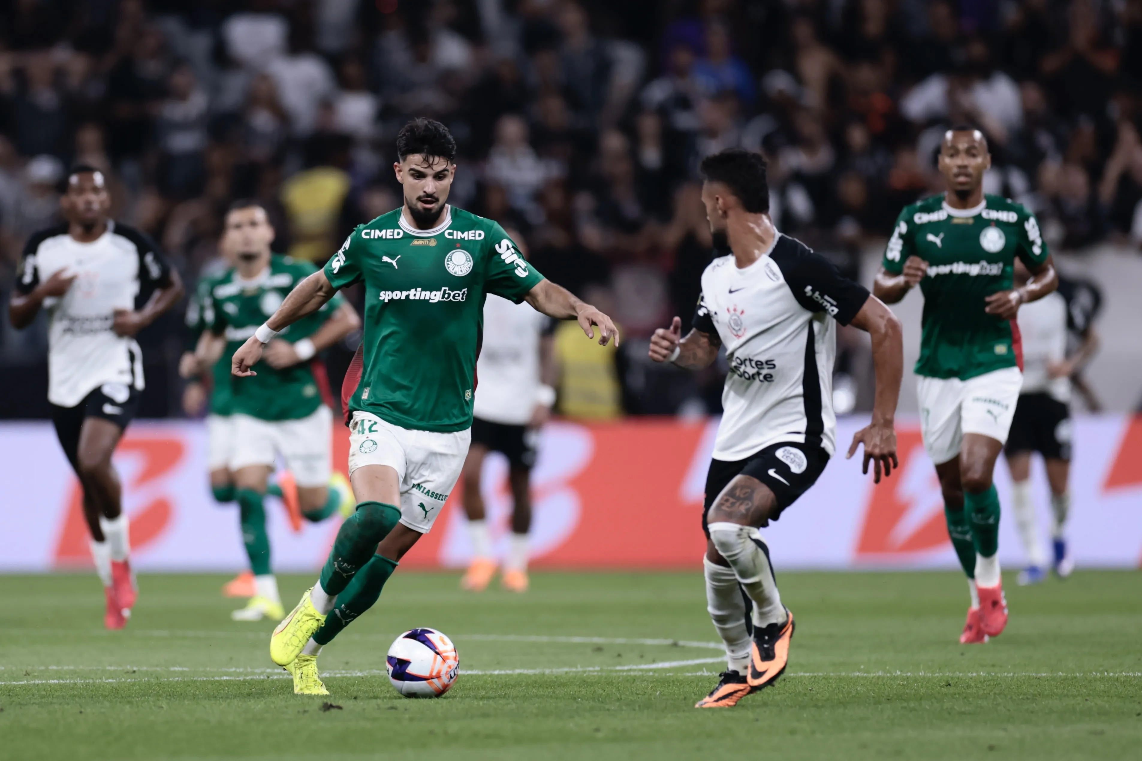 Flaco é travado em lance perigoso no segundo tempo. Foto: Marcello Zambrana/AGIF
