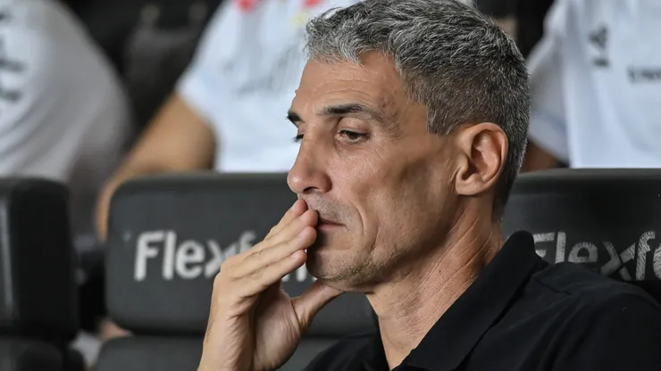 Juan Pablo Vojvoda, técnico do Santos, durante partida contra o Sao Paulo no estadio Vila Belmiro pelo campeonato Brasileiro A 2026. Foto: Jota Erre/AGIF