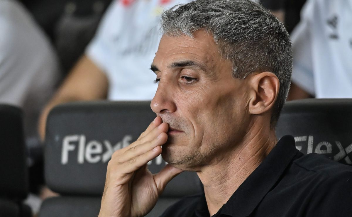 Santos leva gol nos acréscimos, perde para o Athletico Paranaense e Vojvoda se complica