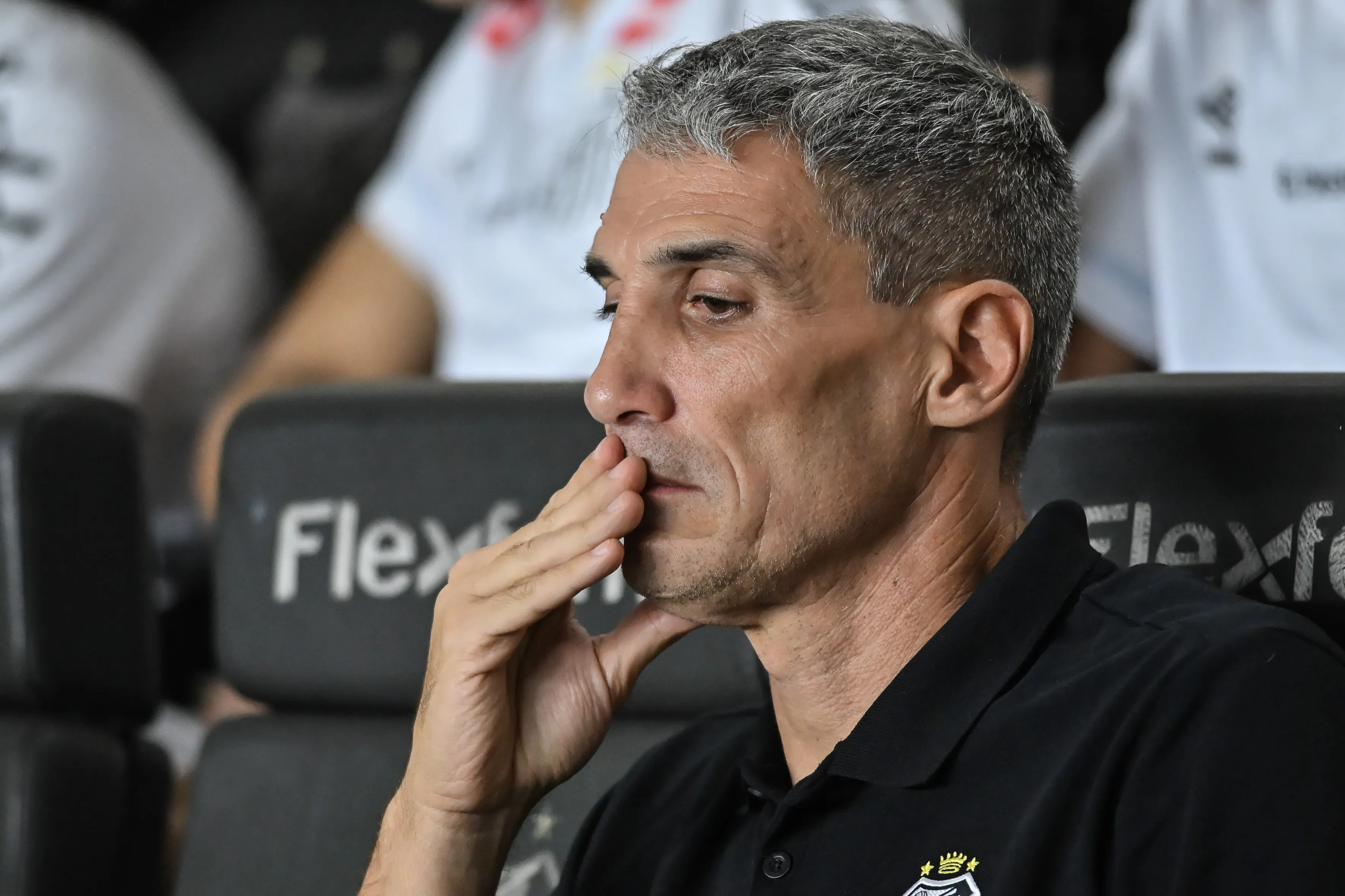 Juan Pablo Vojvoda técnico do Santos durante partida contra o Sao Paulo no estadio Vila Belmiro pelo campeonato Brasileiro A 2026.  Foto: Jota Erre/AGIF