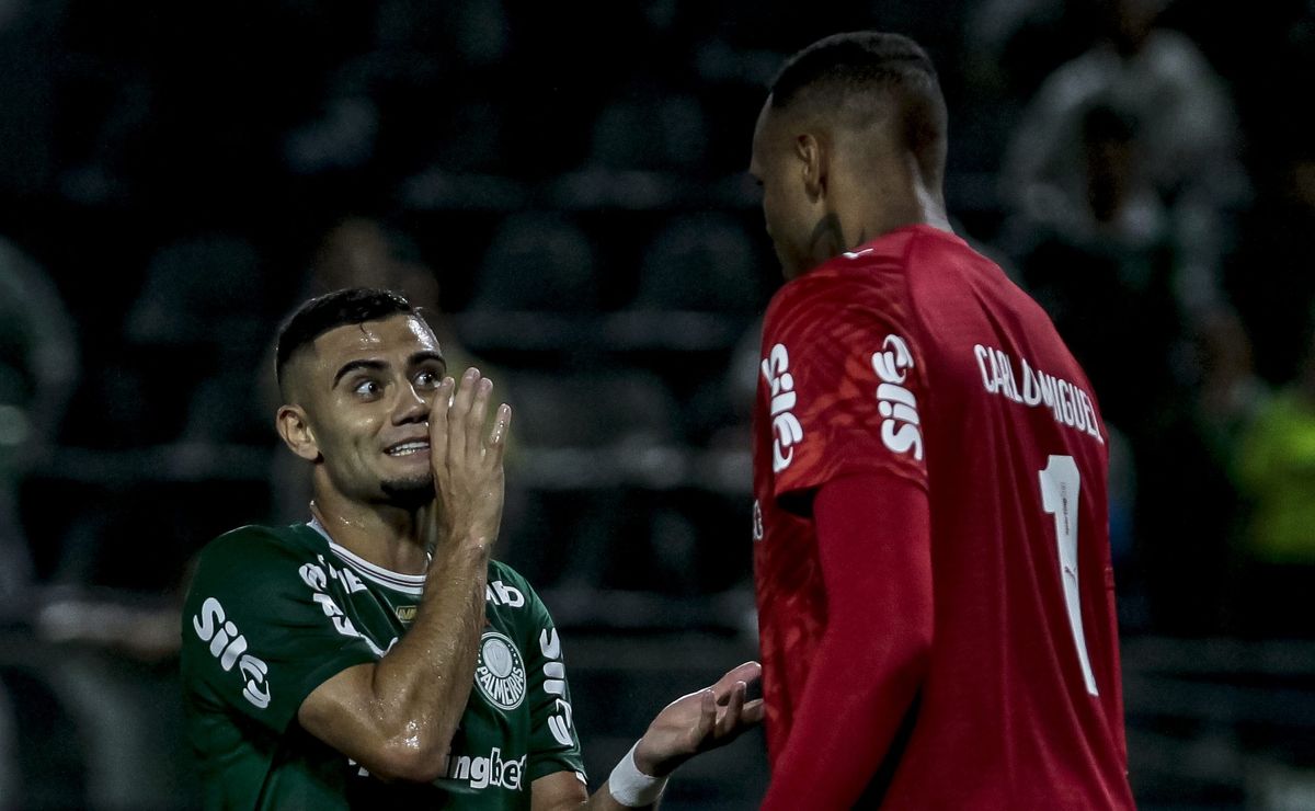 Andreas Pereira é flagrado aprontando ‘armadilha’ para Memphis Depay em pênalti em Corinthians x Palmeiras