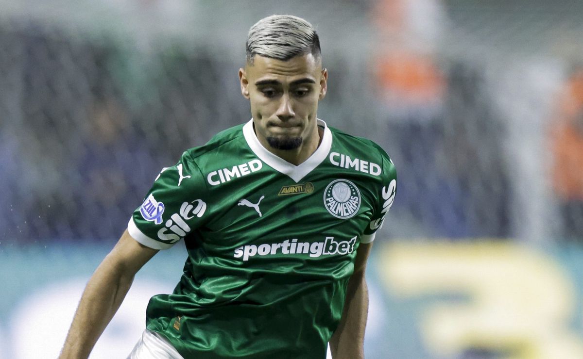 Andreas Pereira destrói marca do pênalti, Depay escorrega e Corinthians perde clássico em casa