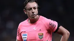 Árbitro Raphael Claus durante partida - Foto: Marcello Zambrana/AGIF