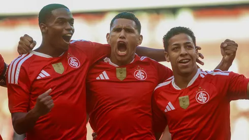 João Victor (E) e Allex (D) comemoram gol de Aguirre (C)
