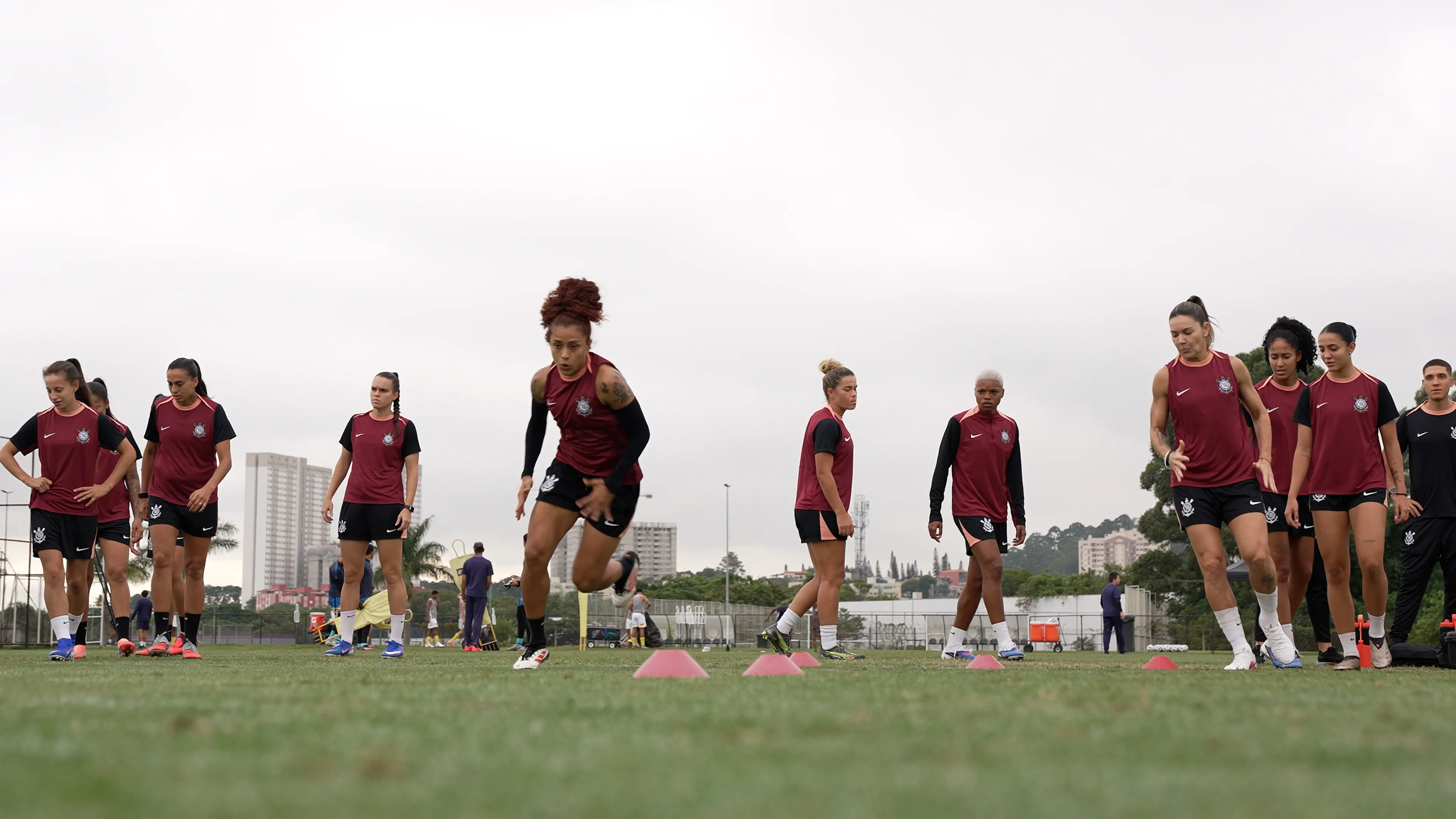 Elenco feminino do Corinthians em treinamento