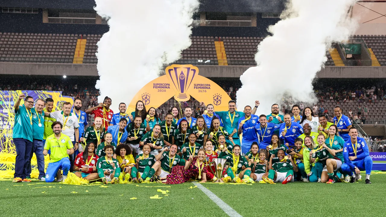 Leila Pereira posa com jogadoras do Palmeiras após título da Supercopa Feminina