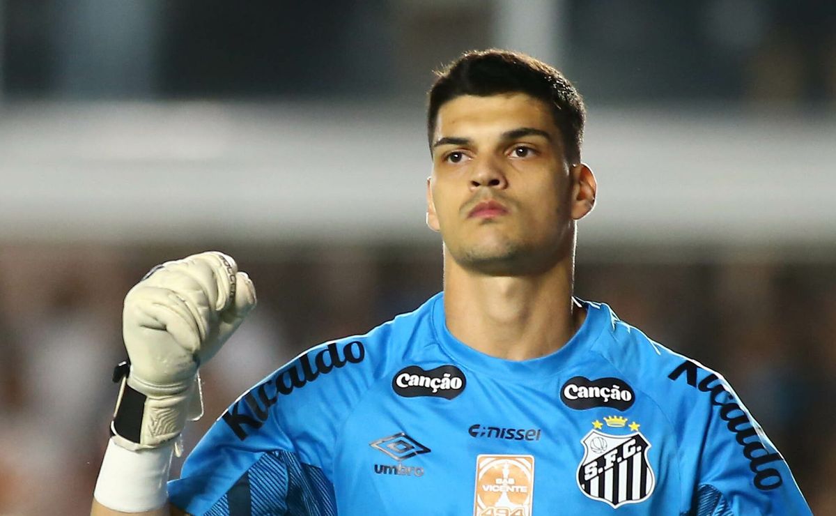 Besiktas oferece caminhão de dinheiro por Gabriel Brazão e Santos recusa saída do goleiro