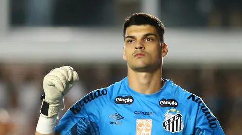 Gabriel Brazão em campo com a camisa do Peixe.
