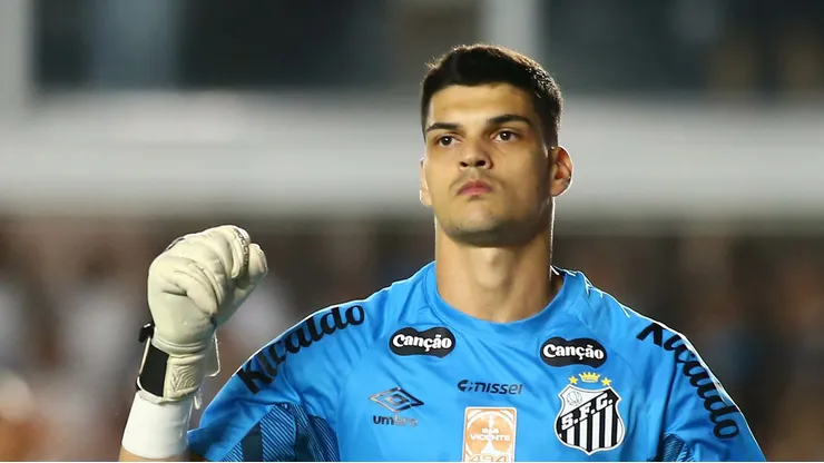 Gabriel Brazão em campo com a camisa do Peixe.