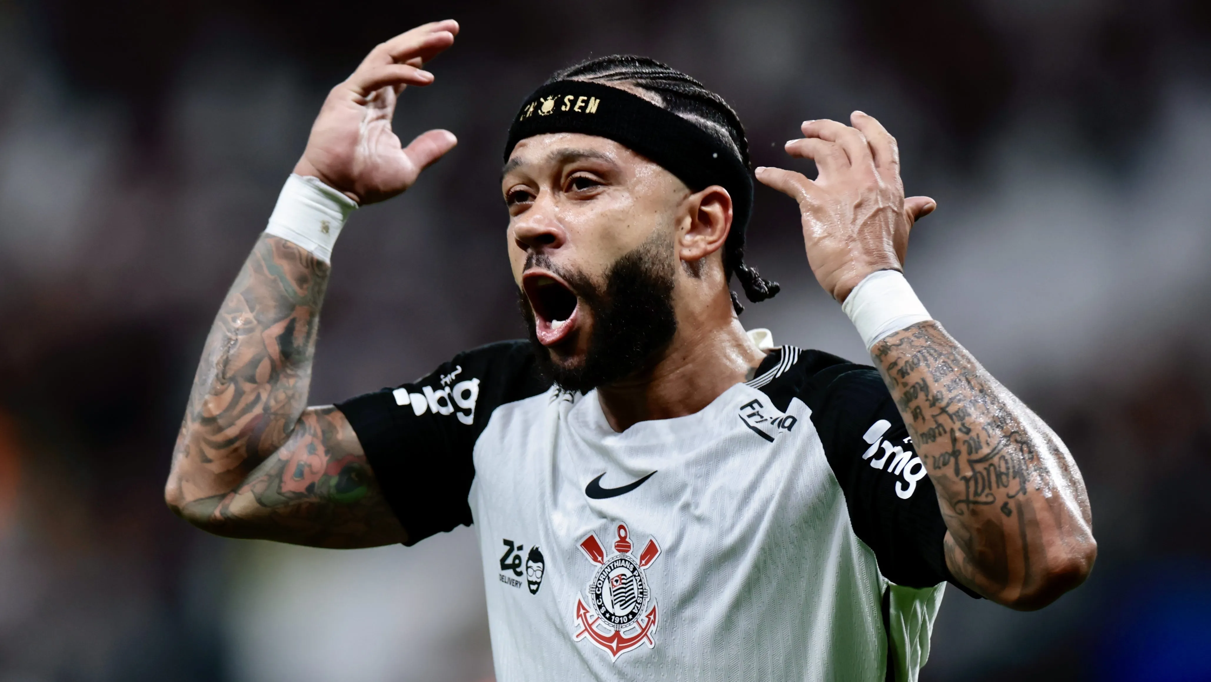 Depay desperdiçou uma chance de ouro - Foto: Marcello Zambrana/AGIF.