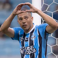 Carlos Vinícius impressiona e supera média de Suárez no Grêmio