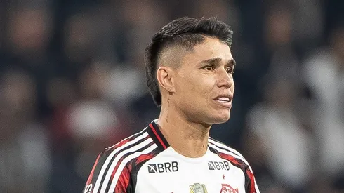 Luiz Araújo em campo com a camisa do Fla.
