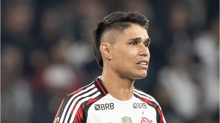 Luiz Araújo em campo com a camisa do Fla.