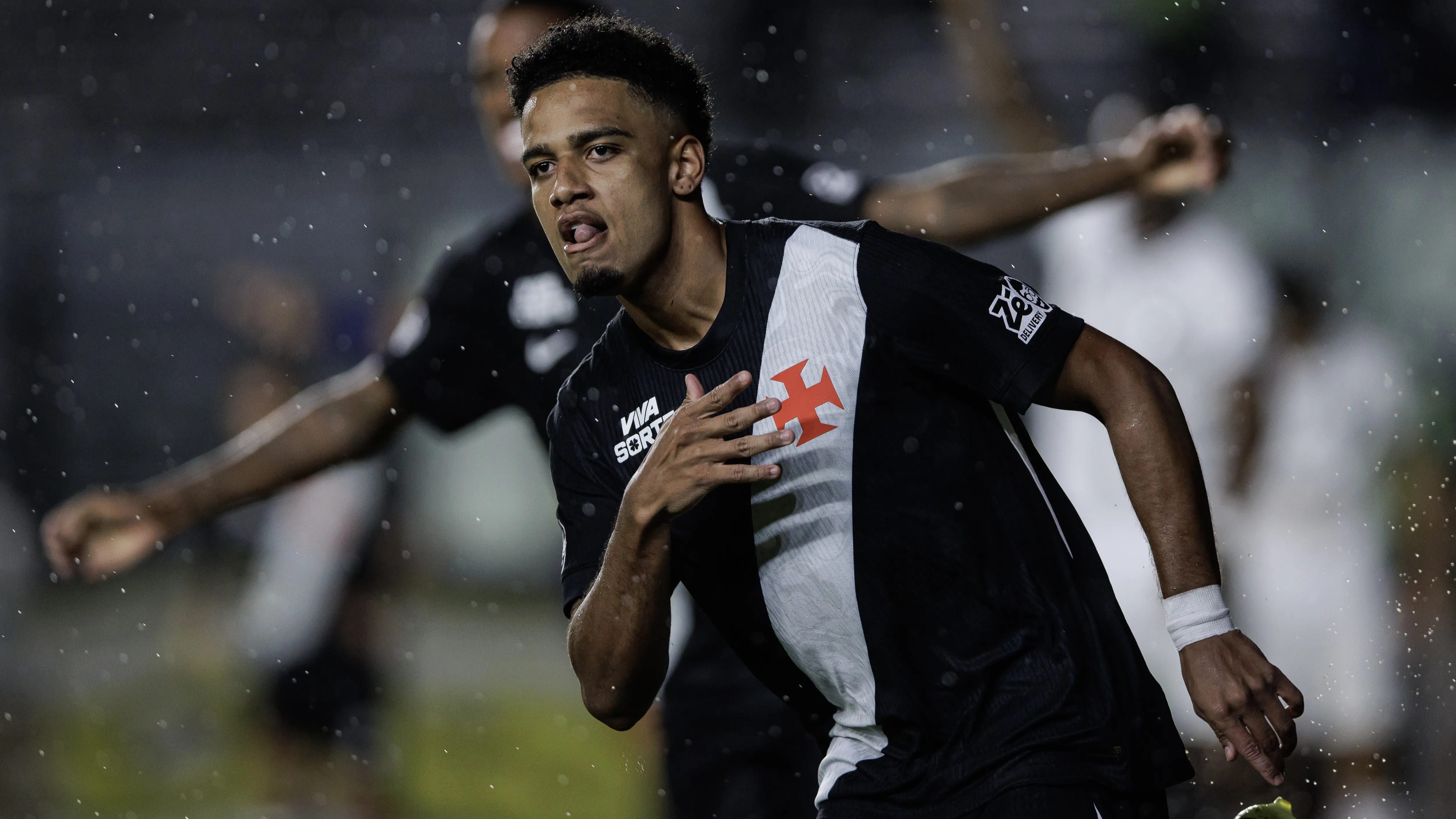 Brenner comemora seu gol no clássico. Foto: Andre Mourao/AGIF