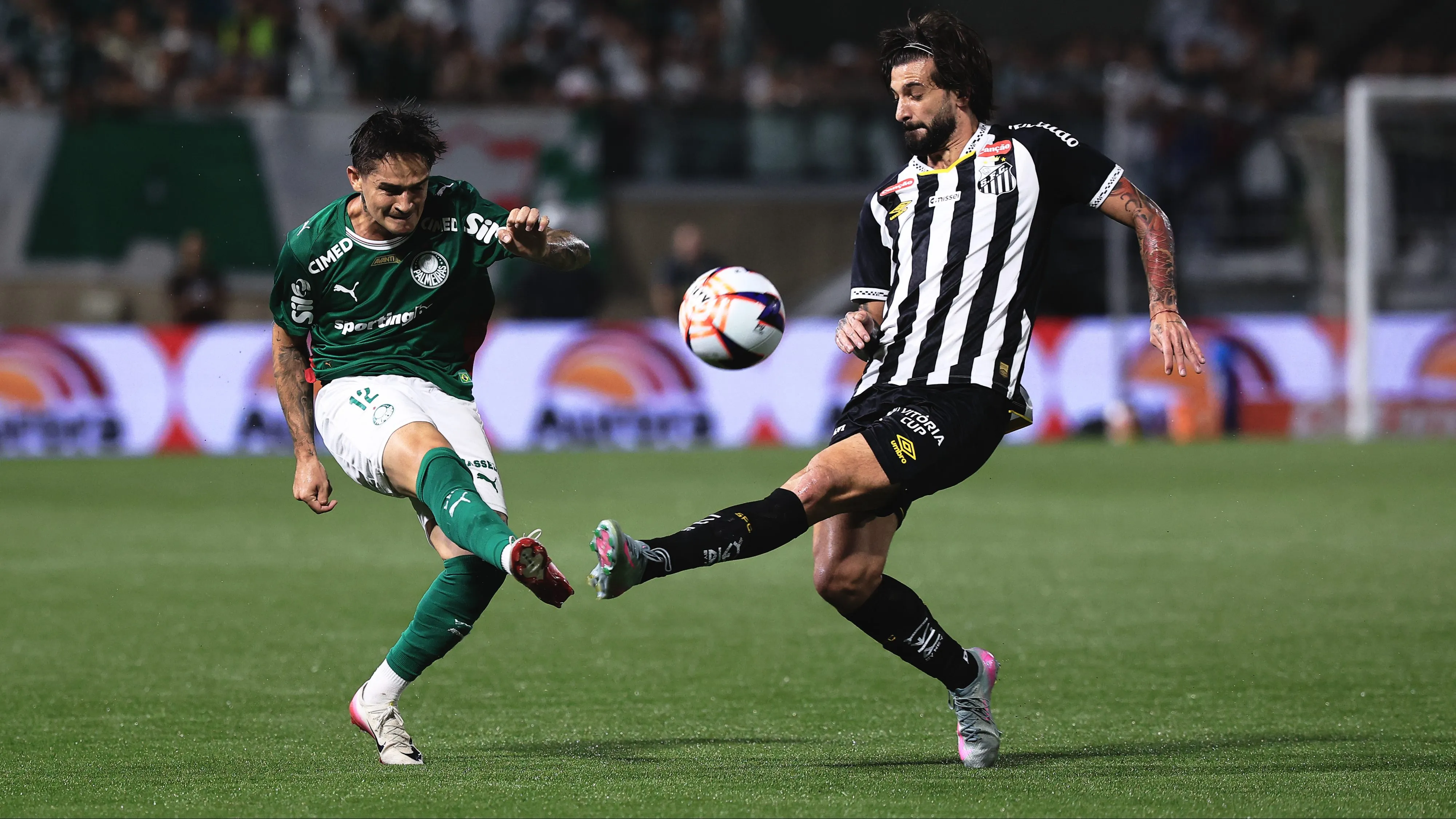 Khellven jogador do Palmeiras disputa lance com Lautaro Diaz jogador do Santos durante partida no estadio Arena Barueri pelo campeonato Paulista 2026. Foto: Ettore Chiereguini/AGIF