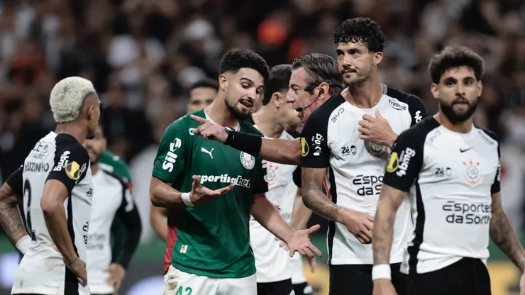 Flaco Lopez jogador do Palmeiras reclama com a arbitragem durante partida contra o Corinthians no estAdio Arena Corinthians pelo campeonato Paulista 2026. Foto: Marcello Zambrana/AGIF