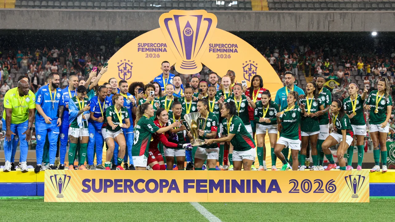 Elenco feminino do Palmeiras com taça da Supercopa Feminina 2026