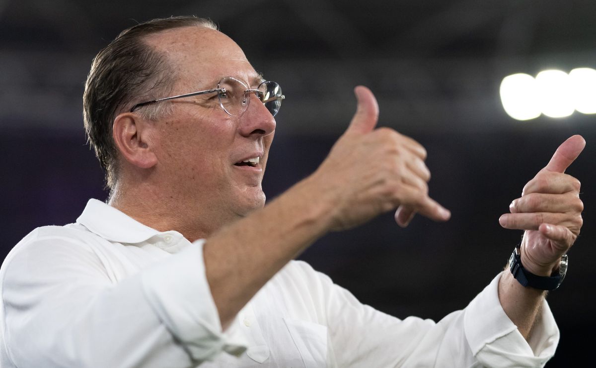 John Textor quer reforços no Botafogo e prioriza zagueiro, meio-campista e ala pela esquerda