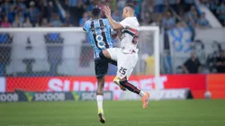 Edenilson jogador do Gremio disputa lance com Alisson jogador do Sao Paulo durante partida no estadio Arena do Gremio pelo campeonato Brasileiro A 2025. Foto: Maxi Franzoi/AGIF