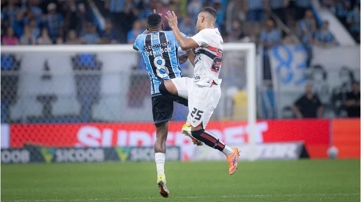 Edenilson jogador do Gremio disputa lance com Alisson jogador do Sao Paulo durante partida no estadio Arena do Gremio pelo campeonato Brasileiro A 2025. Foto: Maxi Franzoi/AGIF