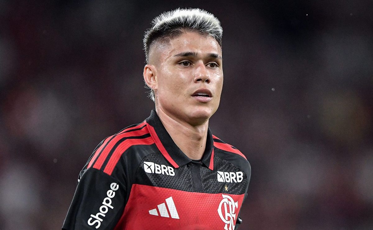 Torcida do Flamengo não perdoa atuação de Luiz Araújo contra o Lanús: “Jogador de 2º tempo”