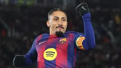 Raphinha, atacante do Barcelona em partida pelo campeonato espanhol (Foto: Judit Cartiel/Getty Images)