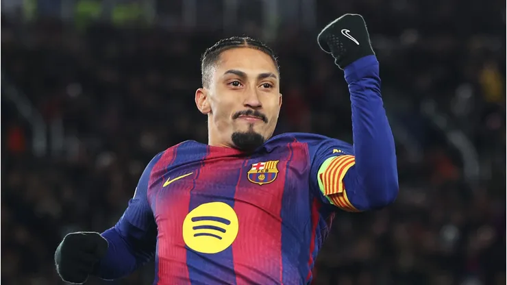 Raphinha, atacante do Barcelona em partida pelo campeonato espanhol (Foto: Judit Cartiel/Getty Images)